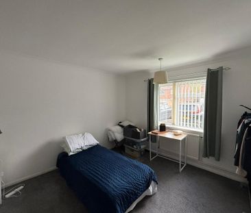 PETERBOROUGH - Photo 4