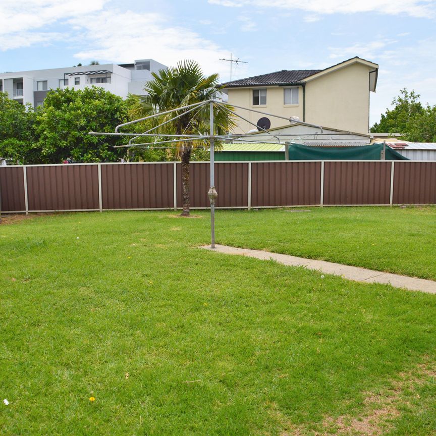 3 Bedroom Home - Walking Distance to Train station - Photo 1