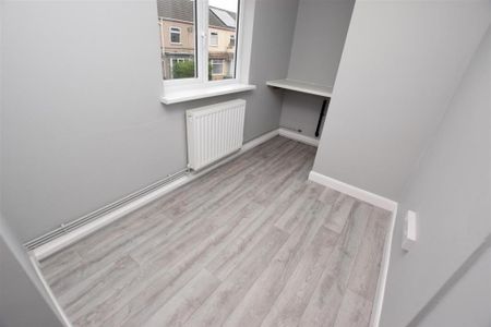 3 bedroom flat to rent - Photo 2
