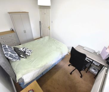 2 bedroom Flat in Flat 3, Leeds - Photo 2