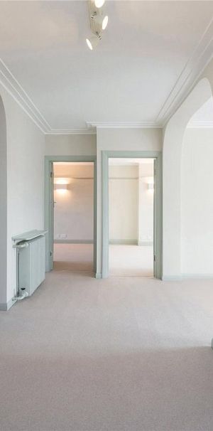 2 bedroom flat in Richmond - Photo 1