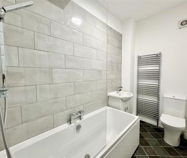 2 bedroom end of terrace house to rent - Photo 5