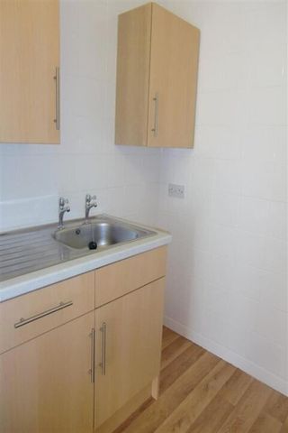 1 bedroom retirement property to rent - Photo 5