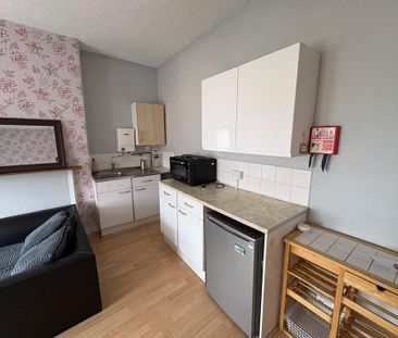 1 bedroom in a house share to rent - Photo 2