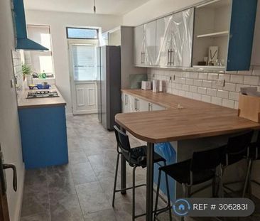 4 bedroom semi-detached house to rent - Photo 6