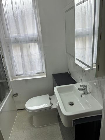 1 Bed Flat, East Ham, E6 - Photo 4