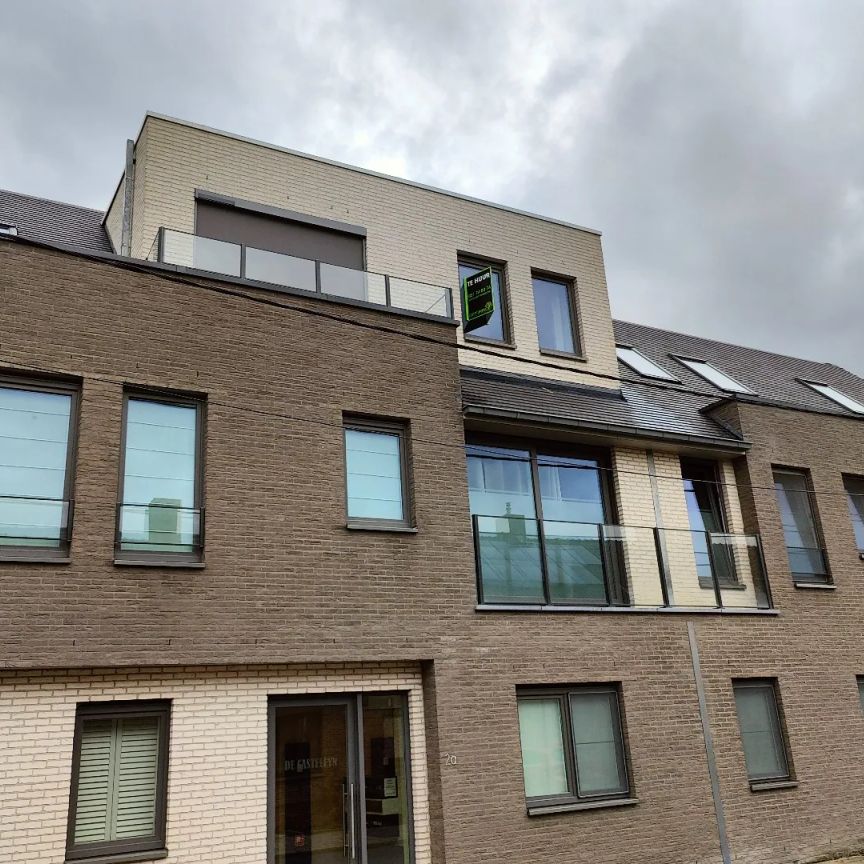 Centraal gelegen appartement met twee slaapkamers met garage en berging - Photo 1