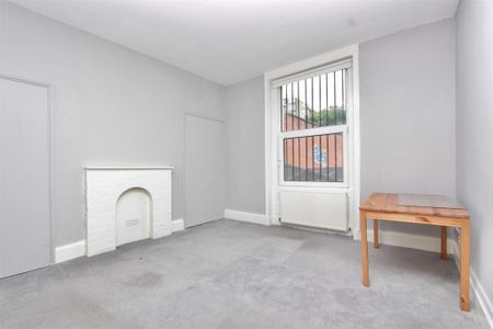3 bedroom flat to rent - Photo 4