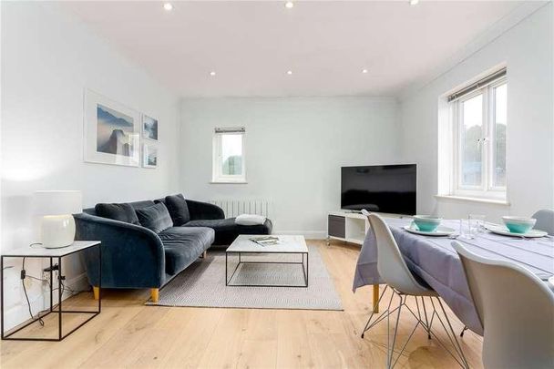 Fuller Close, London, E2 - Photo 1