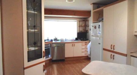 Waikanae - 4 Bedrooms - Photo 3