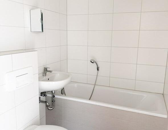 Geräumige, sanierte 3-Raum-Wohnung mit Balkon im Wohngebiet - Annaberg-Buchholz! - Photo 1