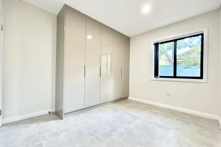 Brand new free-standing home - water bill's included - Photo 2