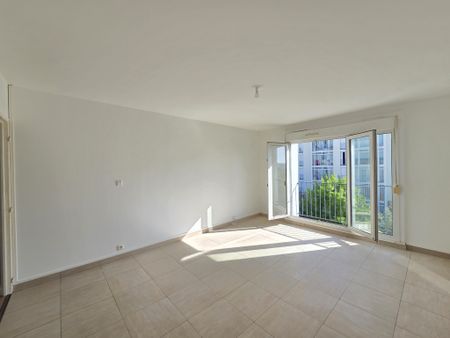 Location Appartement 4 pièces 79m² LA CHAPELLE ST LUC 10600 - Photo 2