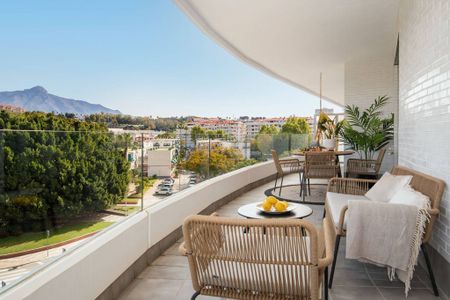 Luxury Apartment for rent in Marbella, Andalusia - Photo 2