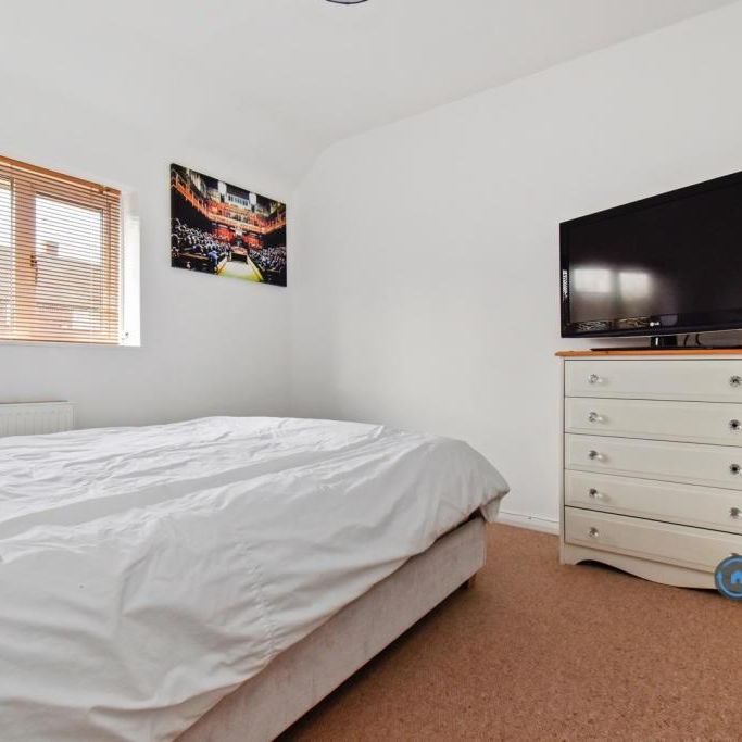 4 bedroom semi-detached house to rent - Photo 1