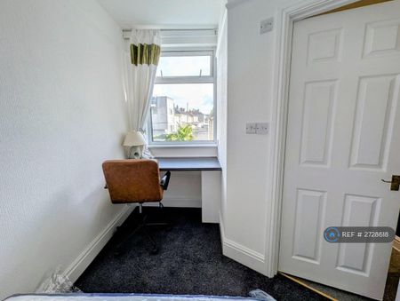 1 bedroom in a house share to rent - Photo 3