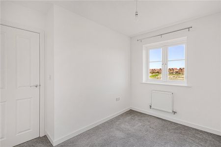 Particularly well presented three bedroom semi-detached house with driveway. - Photo 4