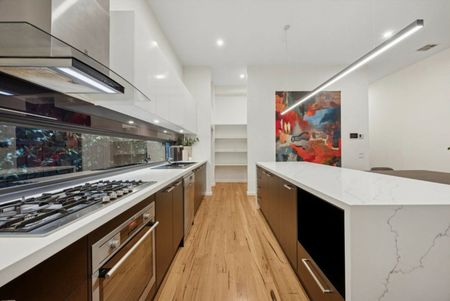 LUXURY FOUR-BEDROOM RESIDENCE WITH HOME OFFICE AND TRANQUIL COURTYARD! - Photo 5