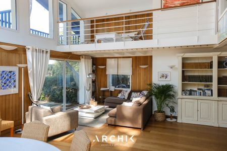 Architecture des années 80, cette maison de 280 m2 est bâtie sur un terrain arboré de 2 200 m2 en première ligne, au coeur du quartier Haïtza du Pyla avec son perré privatif et son accès direct à la plage. à l'emplacement privilégié se retrouve en retrait de la route nichée sous les pins. - Photo 3