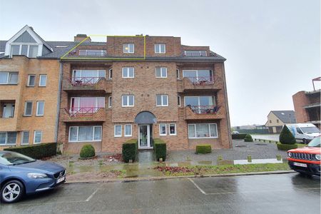 VOLLEDIG GERENOVEERD RUIM APPARTEMENT MET 2 SLAAPKAMERS EN TERRAS. - Photo 2