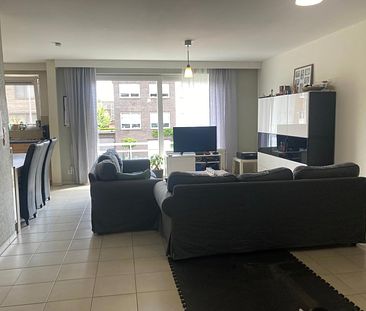 Rustig gelegen 2-slaapkamerappartement met autostaanplaats - Photo 3