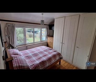 4 bedroom semi-detached house to rent - Photo 4