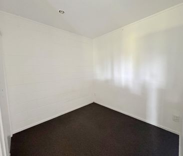 One-Bedroom Apartment with Parking in Mt Wellington - Photo 3