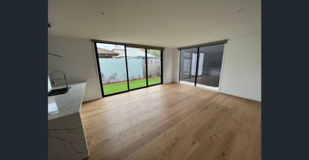 Brand new bright and high spec townhouse in Hampton East - Photo 2