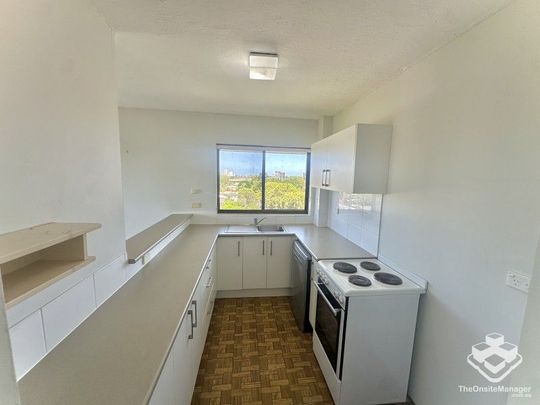 2-Bedroom Apartment with Breathtaking Gold Coast Skyline Views - Photo 1