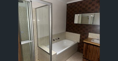 1/12 Oriel Road, Ivanhoe, Vic 3079 - Photo 2