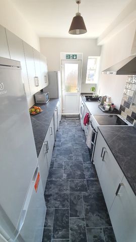 Spacious room in friendly, clean and central shared house Room 3 - Photo 3