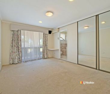QUALITY HOME CLOSE TO SCHOOL, SHOPS AND TRANSPORT WITH A POOL - Photo 3