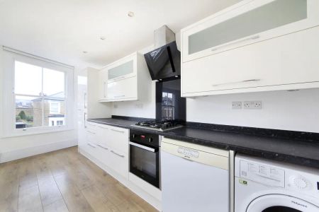 2 bedroom flat in Clapham - Photo 3