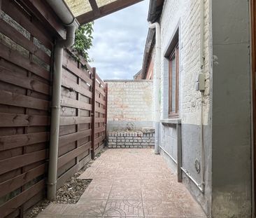 Jolie maison rénovée avec cour au centre du village - Photo 3