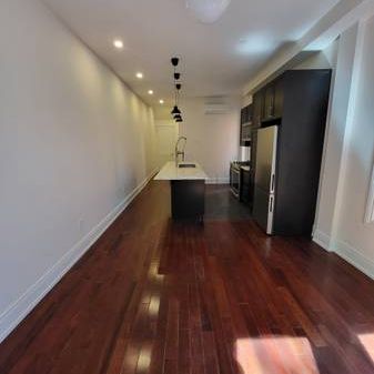 2 bed 1 bath - Renovated Victorian Triplex - Photo 1