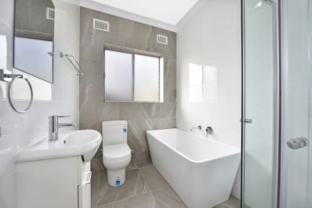 Fully renovated two bedroom apartment - Photo 2