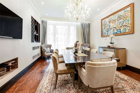 Luxuriously refurbished duplex apartment situated on this prime street off St James's Square. 24 hour concierge, private entrance also via concierge, everything very highest order. - Photo 5