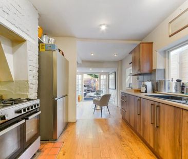 Room in a Shared House, With Garden And Jacuzzi, SW18 - Photo 1