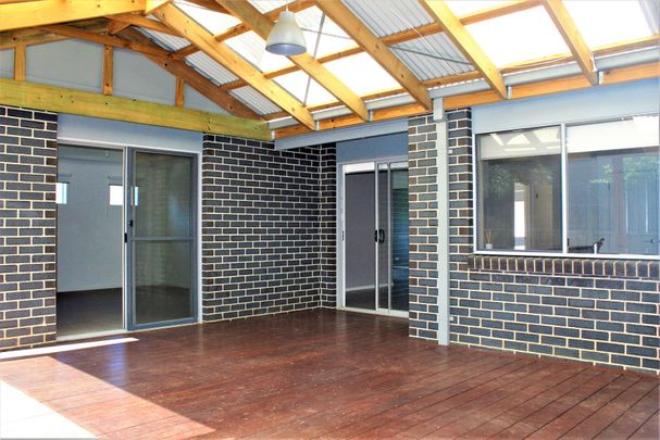 SPACIOUS FAMILY HOME!! - Photo 1