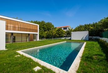 Moradia T6 de arquitetura moderna inserida no Golfe de Oeiras