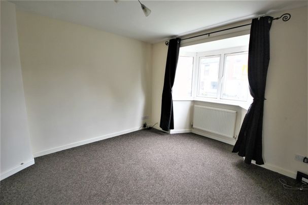 2 bedroom mid terrace to let - Photo 1