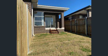 Modern & Private 2-Bedroom Granny Flat –- Utilities Included! - Photo 4