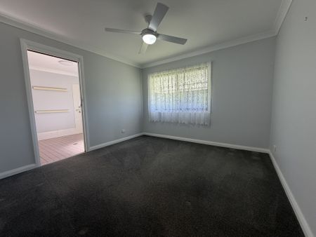 Spacious Family Home + Separate Studio Bedroom - Photo 2