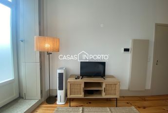 Apartamento T0+1 para arrendamento na Rua Santa Catarina, Porto