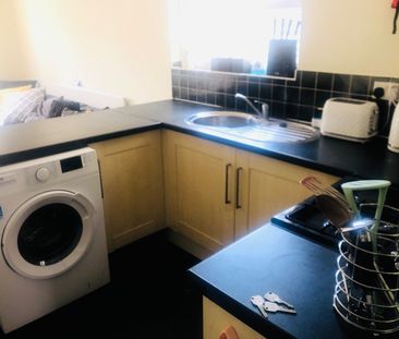 5 Bed Terraced House, Milton Road, SO15 - Photo 6