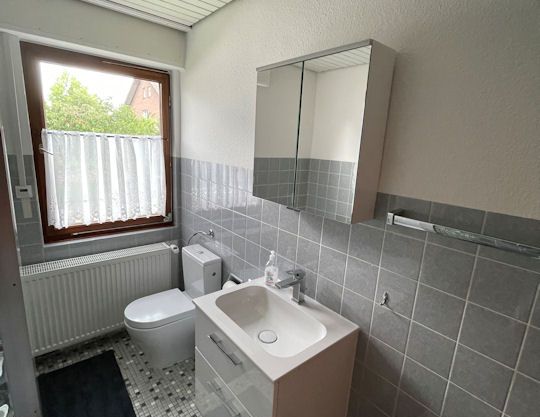 Charmantes, möbliertes Haus mit 3 Schlafzimmern in Niederkassel - Photo 1