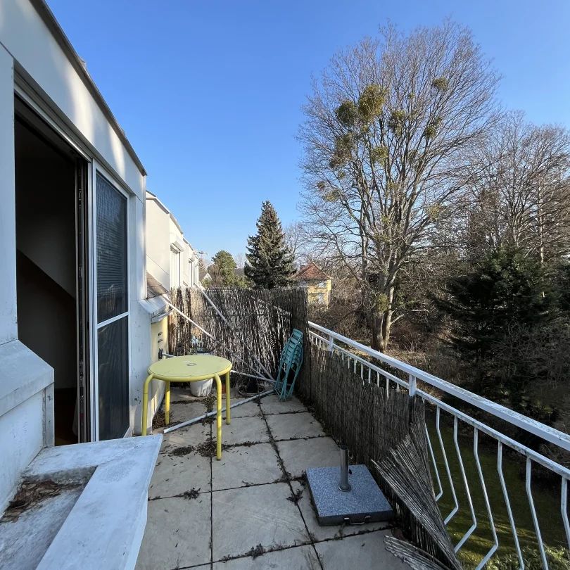1130! Schöne 4-Zimmer DG-Wohnung mit großer Terrasse und Balkon nahe Roter Berg! - Photo 1