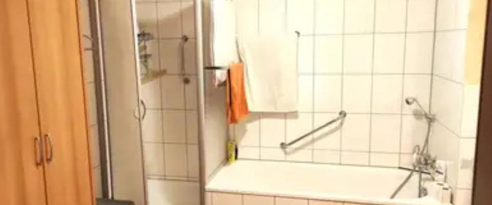 Moderne 2,5-Zimmer-Wohnung mit Einbauküche, Dachterrasse & TG-Stellplatz - Foto 1