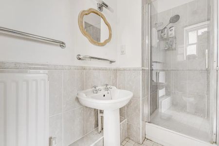 2 bedroom flat in London - Photo 5