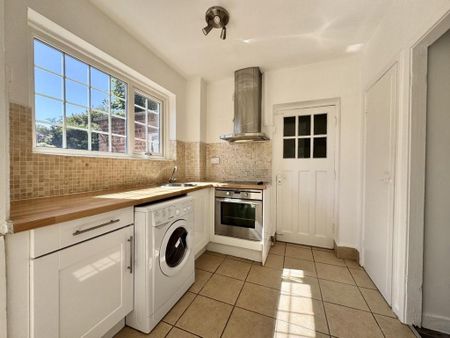 1 bedroom in a house share to rent - Photo 2